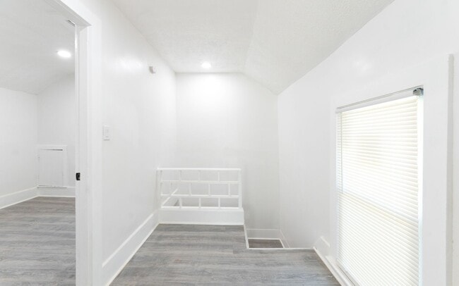 Building Photo - Charming 2-Bedroom Property in Prime Location