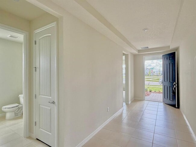 Building Photo - 6985 Oak Commons Way