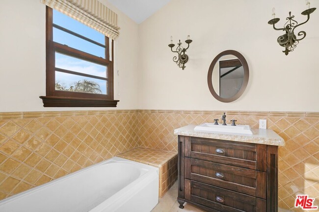 Building Photo - 6620 Lindenhurst Ave