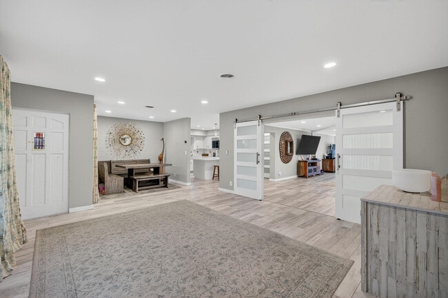 Building Photo - 1570 NE 30th Pl