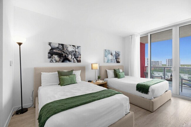 Building Photo - 2602 E Hallandale Beach Blvd