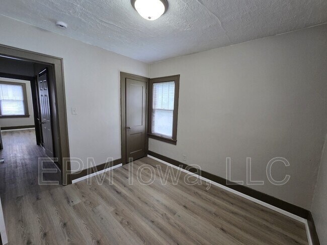 Building Photo - 947 Newton St