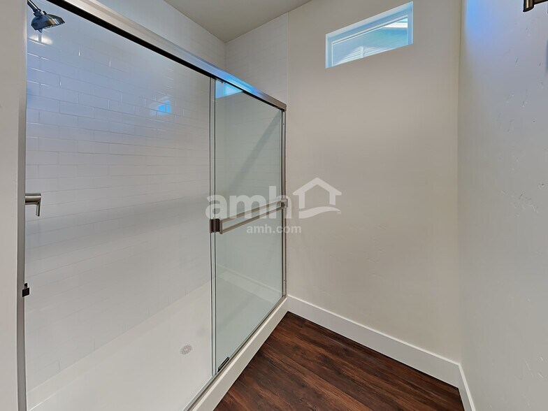 Building Photo - 1334 N Barkvine Ave