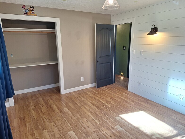 Building Photo - 2437 N Curtis Rd