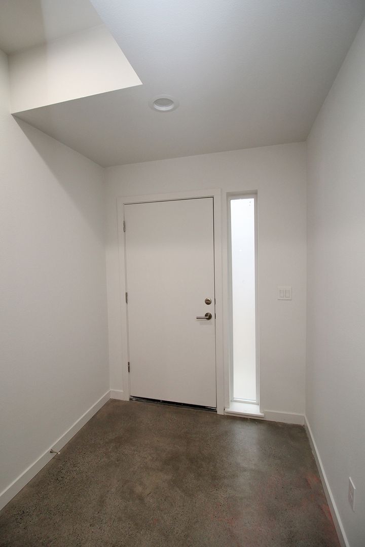 Building Photo - 1020 N Ainsworth St