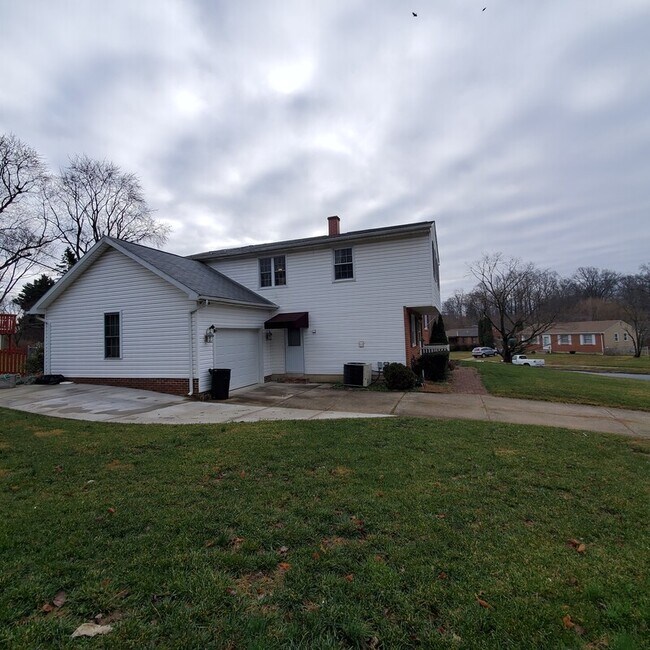 Building Photo - 210 Highmeadow Rd