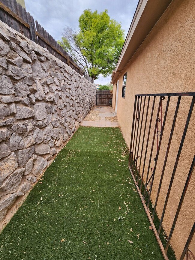 Building Photo - 3362 Highridge St