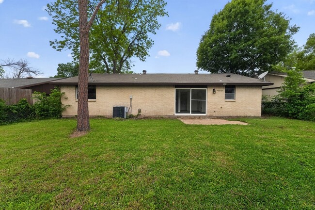 Building Photo - 302 Independence Dr