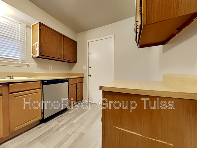 Building Photo - 7505 S Maple Ave