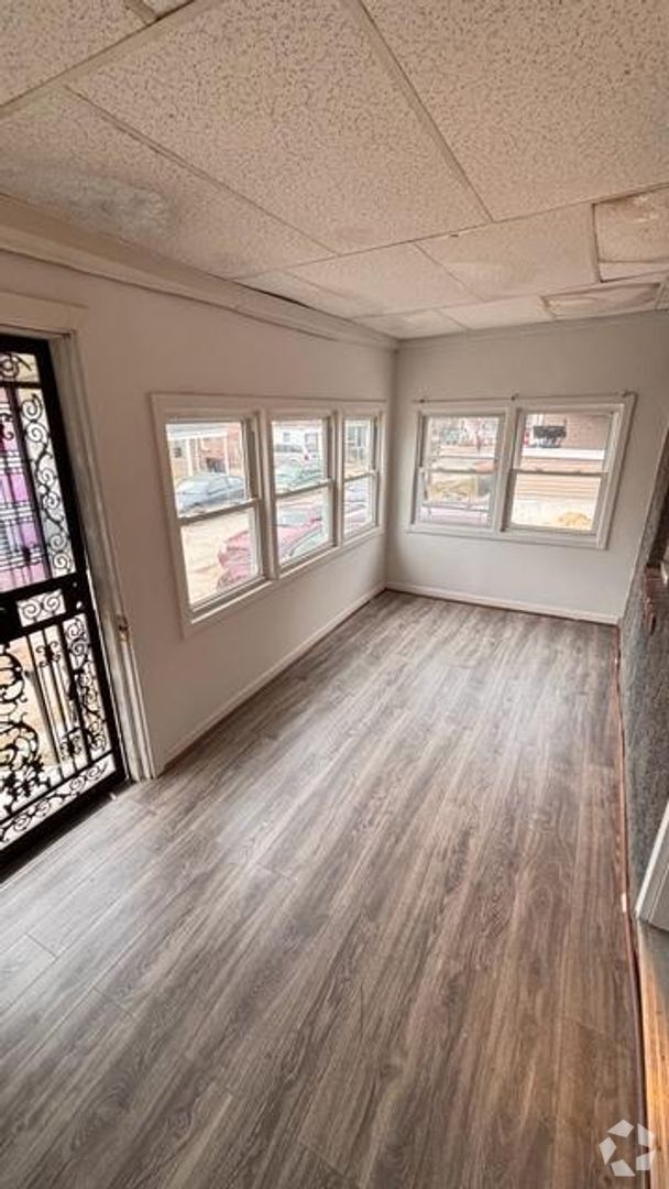 Building Photo - 3 Bed, 1 Bath