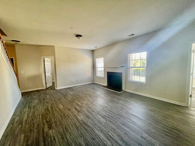 Building Photo - Stunning 5-bedroom, 2.5-bathroom home | Lo...