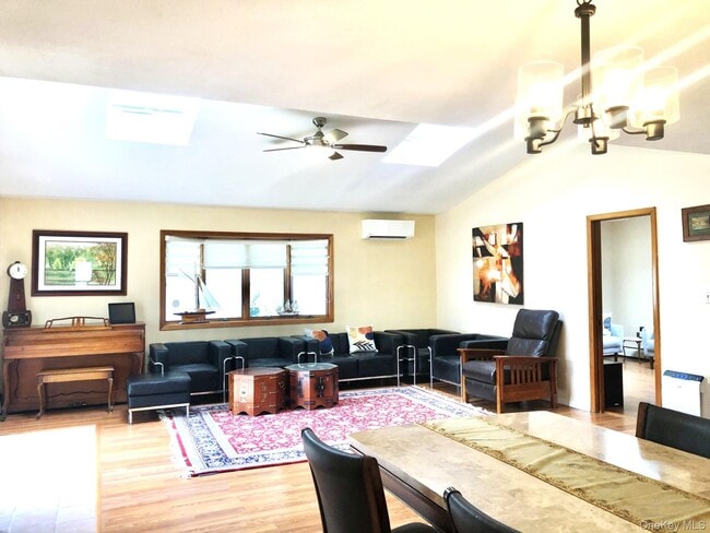 Building Photo - 7 7th St