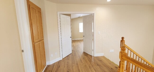 Building Photo - Beautiful Large Bi-Level 3 bed 2.5 Bath Ho...
