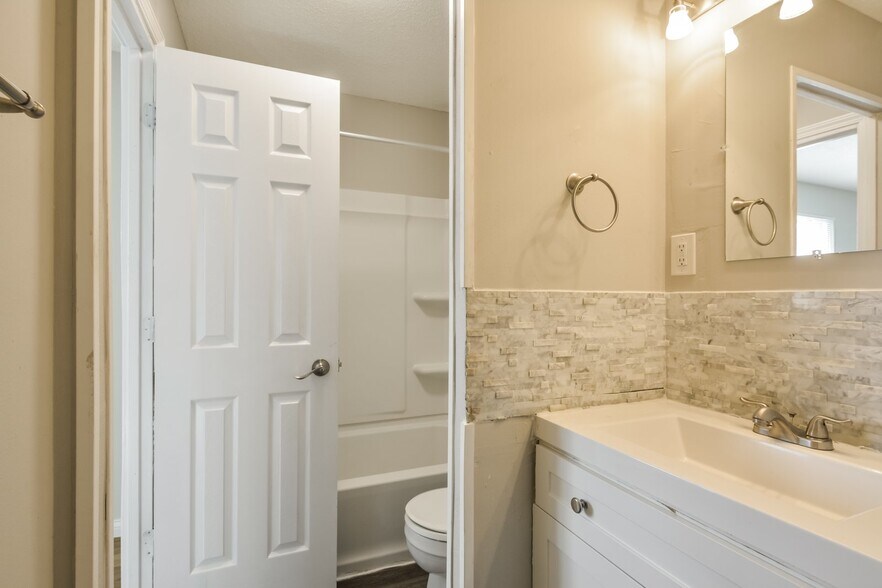 Building Photo - 1760 Flordawn Dr