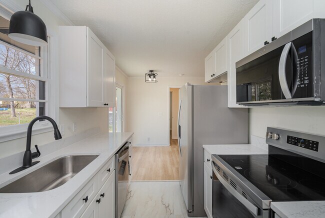 Building Photo - 122 Brookside Dr