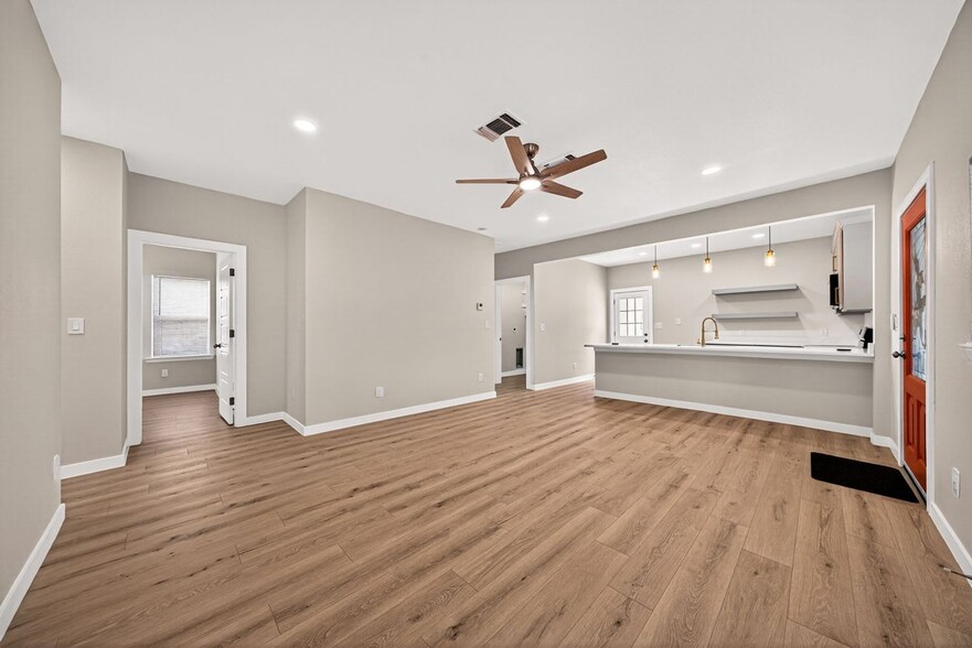 Building Photo - 631 E Mistletoe