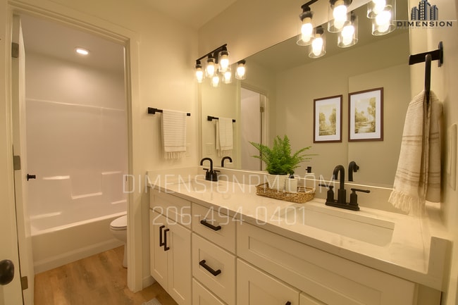 Building Photo - Spacious 4-bedroom, 2.5-bathroom townhouse-style home available in Tacoma!