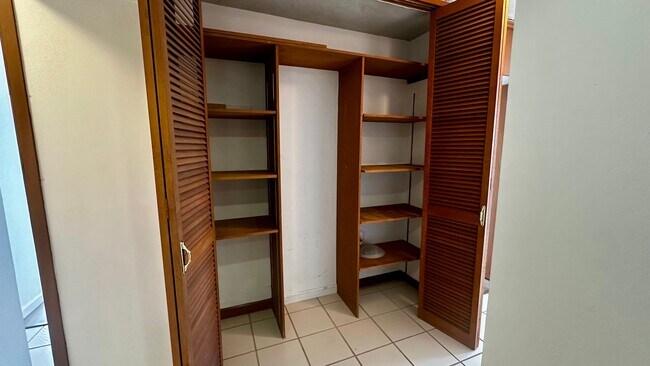 Building Photo - SPACIOUS 2 BED/2 BATH/1 PRKG, Washer/Dryer...