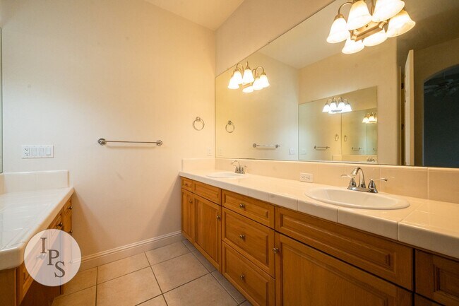 Building Photo - North Clovis Home, 3BR/2BA, Built 2005 - Lots of Amenities!