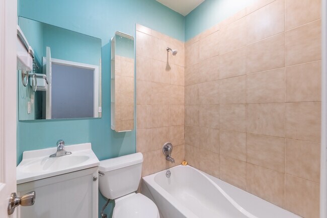 Building Photo - 910 W 19th Pl