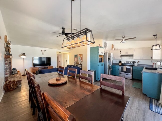 Building Photo - Fully Furnished 4 Bedroom in Sunmore Estat...