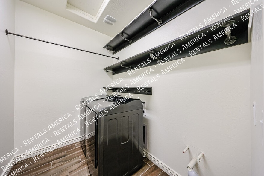 Building Photo - 2616 W Perola Dr