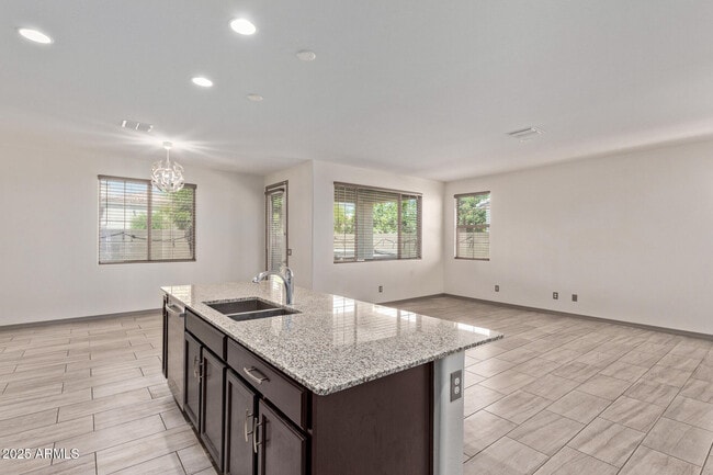 Building Photo - 905 S Canal Dr