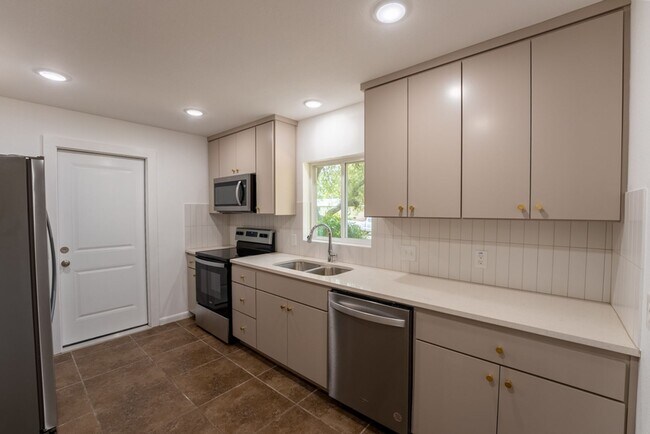 Building Photo - Hidden Gem | 4 bed 3 bath home in highly sought after Windsor Park!!!