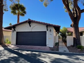 Building Photo - 3 Bedroom Townhouse with 2 Car Garage