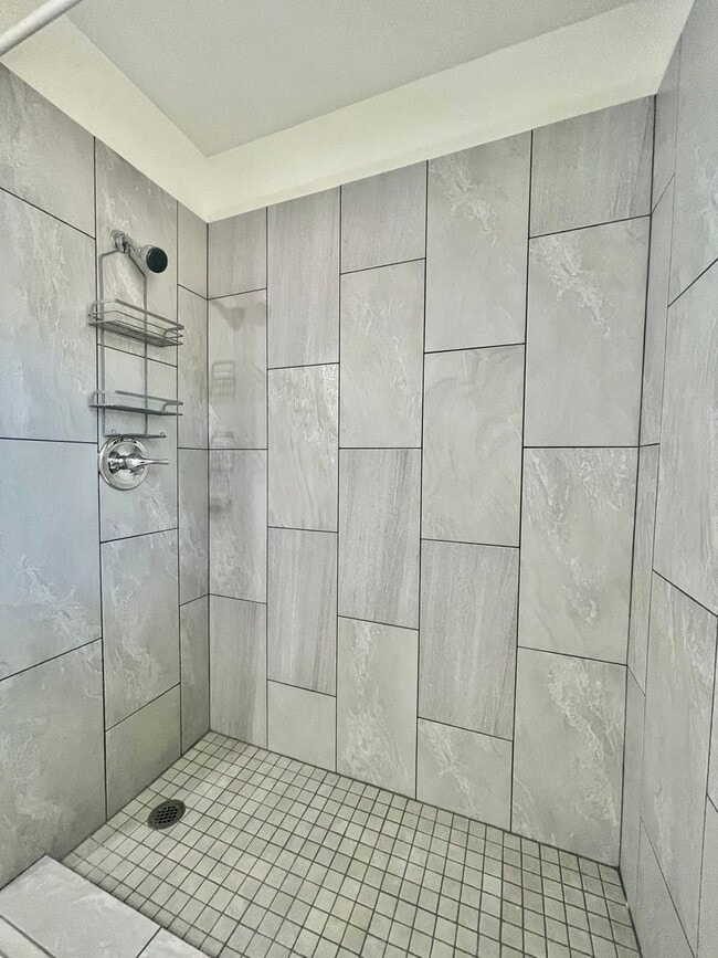 Building Photo - 4 Bedrooms in Oak Heights