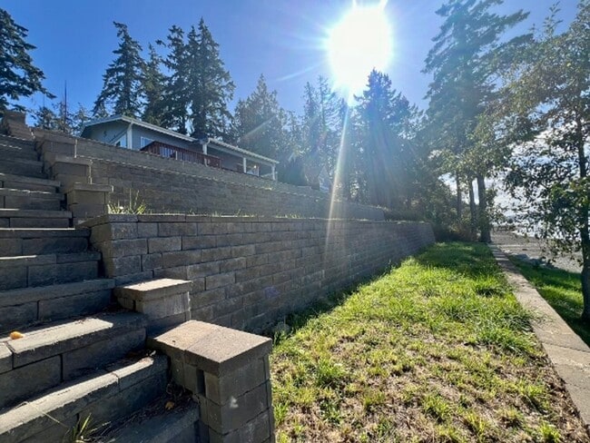 Building Photo - Beachfront Cabin - Water Included