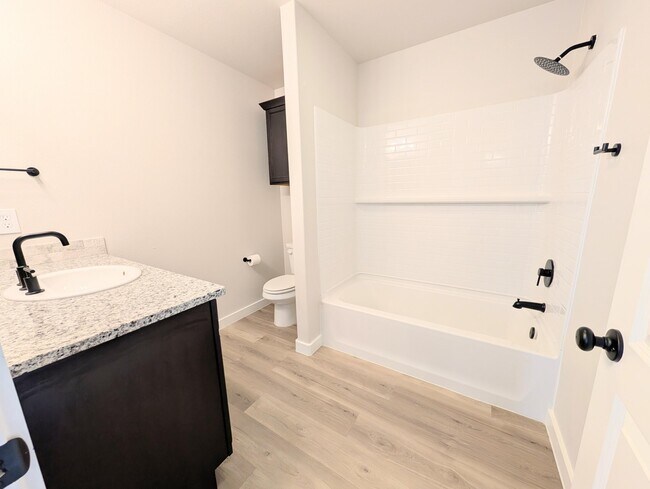 Building Photo - 3220 Cottonwood Ave