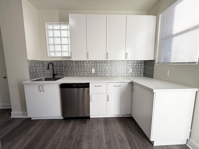 Building Photo - Updated 3BR 1.5 bath house with office/ of...