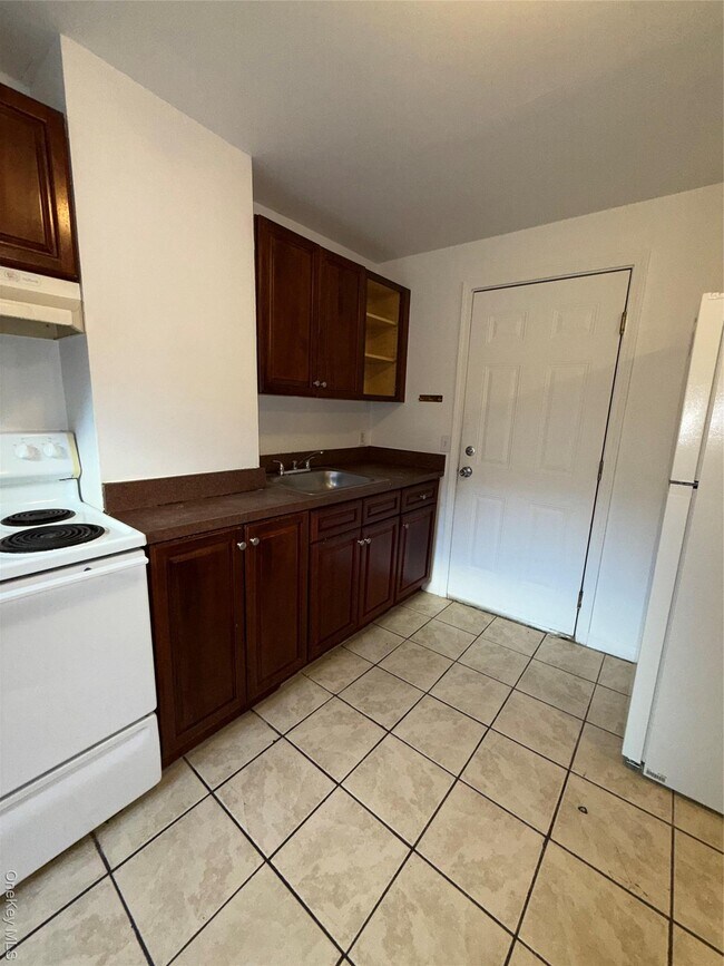 Building Photo - 58 Gifford Ave