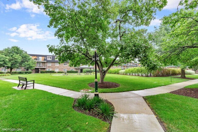 Building Photo - 3856 S Parkway Dr