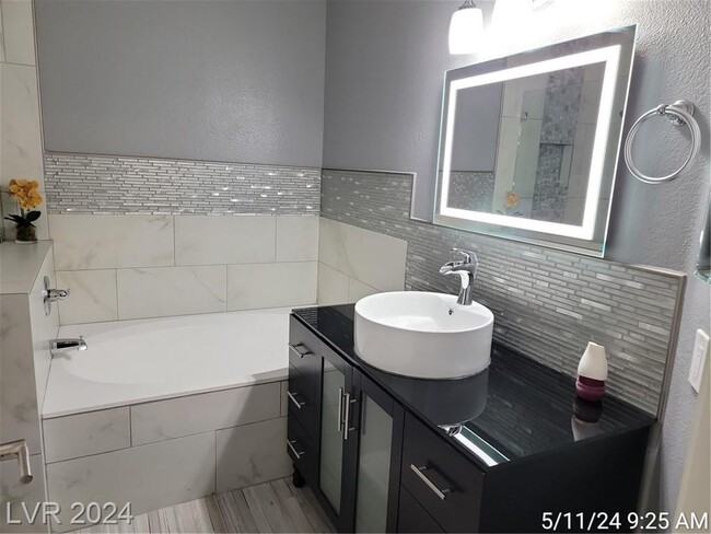 Building Photo - Green Valley, Lovely 2-Bedroom Fully Furni...