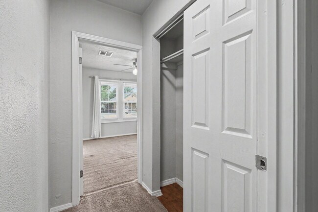 Building Photo - 537 SW 45th St