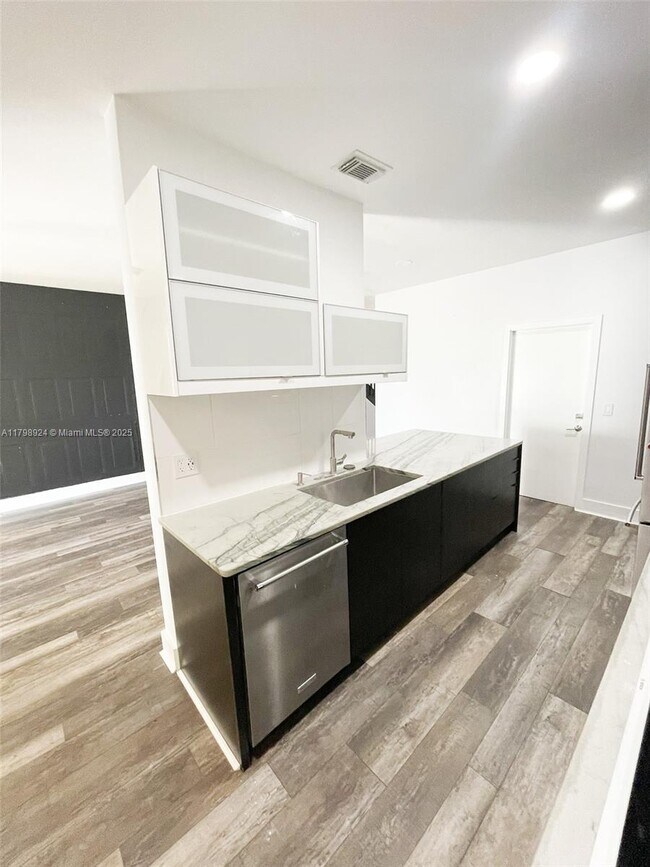 Building Photo - 285 River Bluff Ln