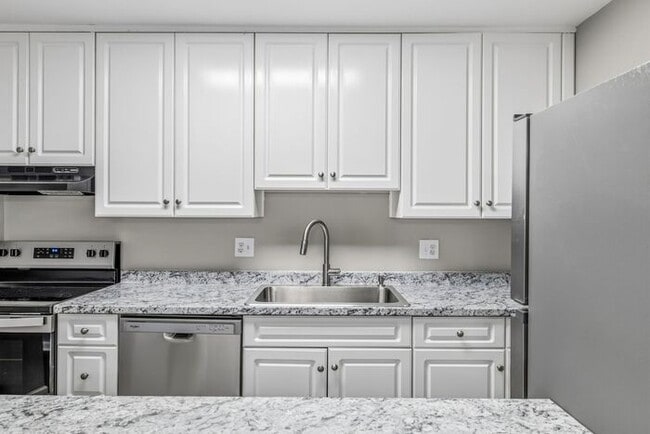 Building Photo - Updated 2-bedroom, 2.5-bath property Greensboro!