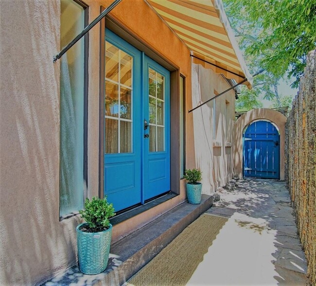 Building Photo - 1610 Las Lomas Rd NE