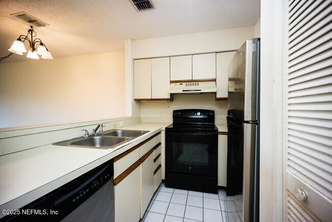 Building Photo - 1307 River Hills Cir E
