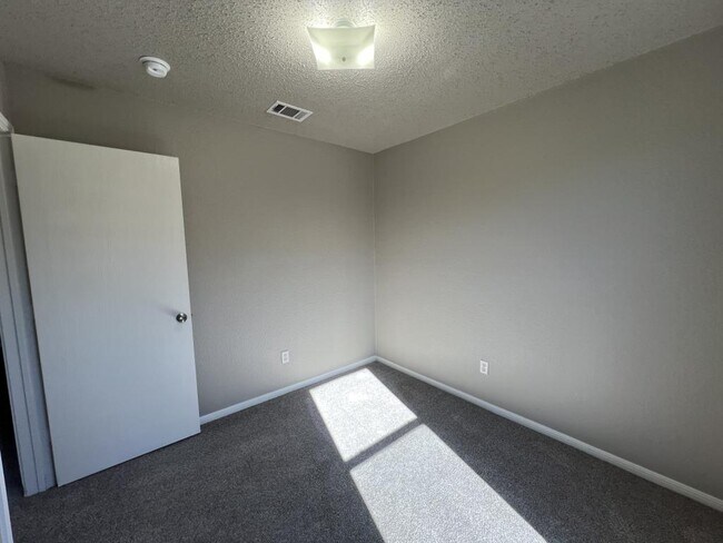 Building Photo - 4115 Mustang Dr