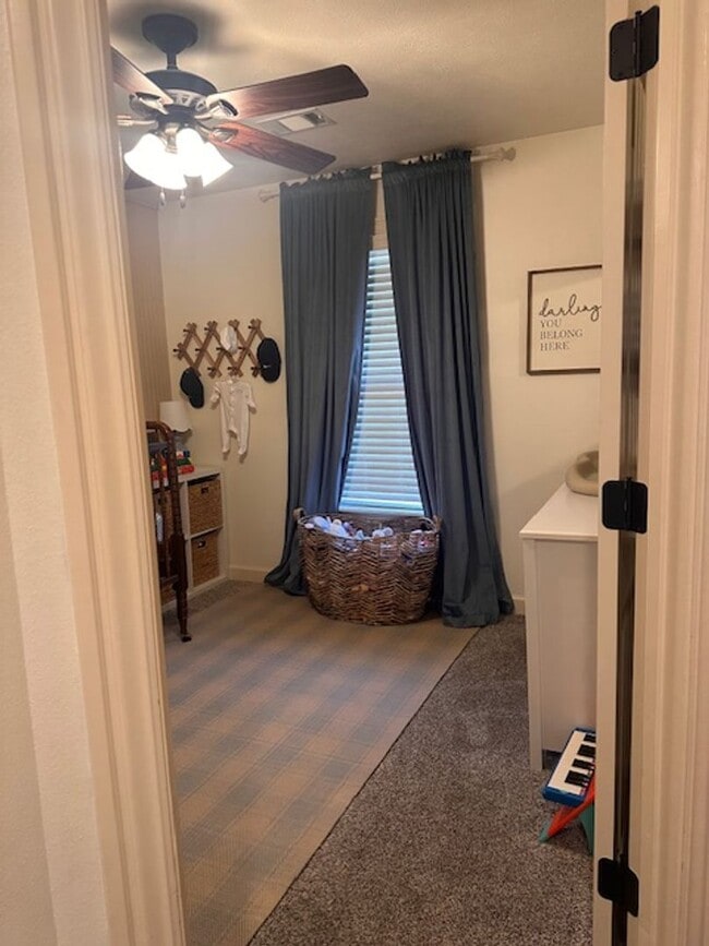 Building Photo - Ridgewood West End Home