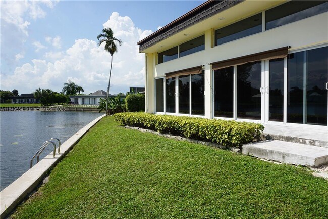 Building Photo - 4511 King Palm Dr