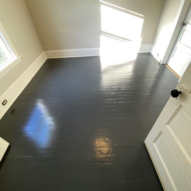 Building Photo - 4br/2ba House with fenced yard