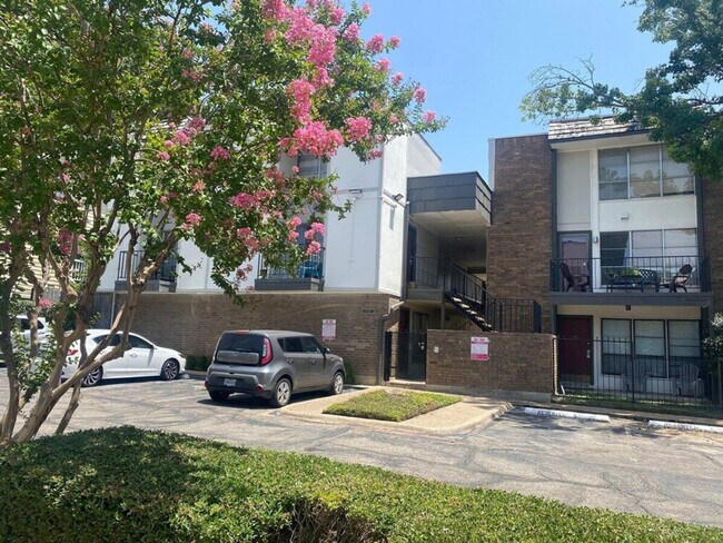 Building Photo - 2720 Reagan St