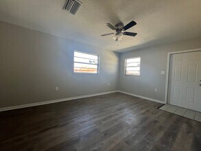 Building Photo - 2 bed/ 1 bath duplex