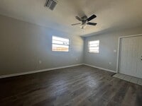 Building Photo - 2 bed/ 1 bath duplex