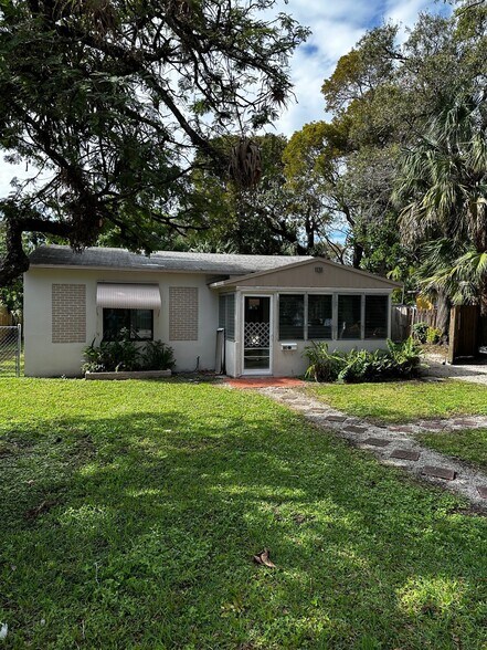 Primary Photo - 1131 SW 8th Ter