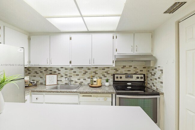 Building Photo - 6530 Lake Patricia Dr